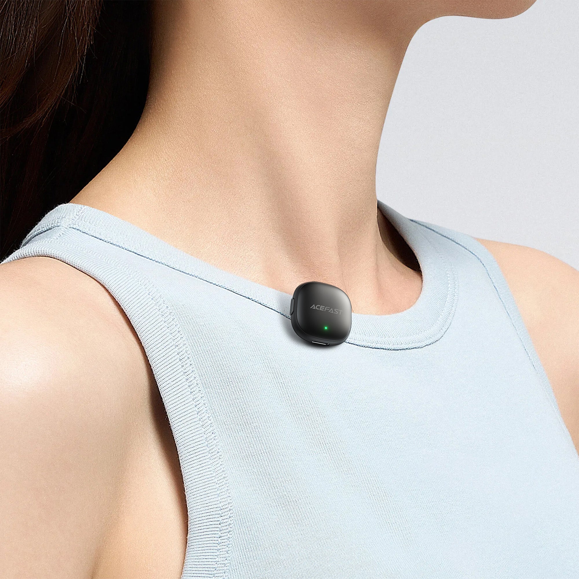 Wireless Lavalier Microphones R1 | Two HD microphones with receiver and charging case
